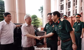 Lãnh đạo Bộ Quốc phòng đón Tổng Bí thư, Chủ tịch nước Nguyễn Phú Trọng tới dự và chỉ đạo Hội nghị cho ý kiến về dự thảo Văn kiện Đại hội đại biểu Đảng bộ Quân đội lần thứ XI, tháng 5/2020. Ảnh: Nguyễn Minh