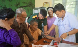 Thượng tá Trần Viết Năng, Trưởng ban Thanh niên Quân đội thăm hỏi các đối tượng chính sách tới khám chữa bệnh miễn phí trong chương trình tri ân tại Phú Thọ, sáng 7/7