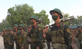 Cán bộ, chiến sĩ Đại đội 9 (Tiểu đoàn 1, Trung đoàn 2, Sư đoàn 3) chuẩn bị hành quân dã ngoại