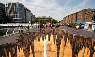 Hang động 'nổi' giữa đường phố