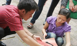 Nhộn nhịp cảnh sĩ tử xin chữ cầu đỗ đạt