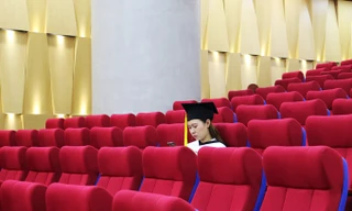 Lễ tốt nghiệp online mùa COVID-19: Vắng gia đình, bạn bè, sinh viên theo dõi qua màn hình 