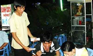 Theo bước chân sinh viên làm nghề hát rong