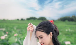 Chàng trai chụp ảnh bạn gái bên sen: 'Chỉ sợ người yêu bị bắt cóc'