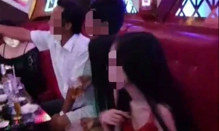 5 cán bộ nhậu ở quán karaoke có tiếp viên nữ rồi quay clip để khoe