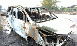 Ôtô 7 chỗ chỉ còn lại khung sắt.