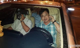 Quân nhân "cố thủ" trong xe không chấp hành đo nồng độ cồn. Ảnh: Tạ Vĩnh Yên.