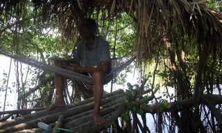 Mùa hè mát rượi trong ngôi nhà tránh nắng đặc biệt của cụ ông 90 tuổi