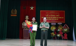 Thượng tướng Nguyễn Văn Thành trao quyết định và tặng hoa Đại tá Nguyễn Văn Hùng.