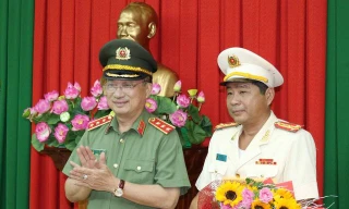 Thượng tướng Nguyễn Văn Thành - Thứ trưởng Bộ Công an (trái) tặng hoa chúc mừng Đại tá Nguyễn Văn Hiểu giữ chức vụ Giám đốc Công an tỉnh Đồng Tháp.