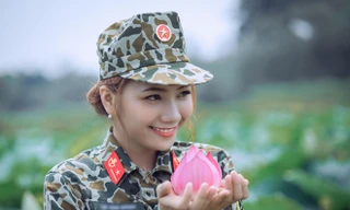 Hot girl thiếu úy đặc công 'gây thương nhớ' với bộ ảnh bên hồ sen