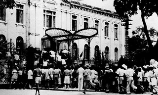 Tự vệ và nhân dân Hà Nội trong ngày Tổng khởi nghĩa, ngày 19/8/1945 - Ảnh TL BTLSQVN.