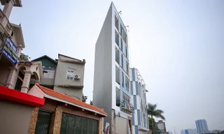 Nhà siêu mỏng, hình thù kỳ dị lại đu bám bên đường nghìn tỷ