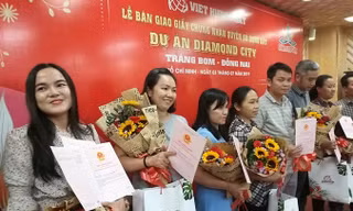 Khách vỡ òa hạnh phúc khi được Việt Hưng Phát trao sổ tại dự án Diamond City.