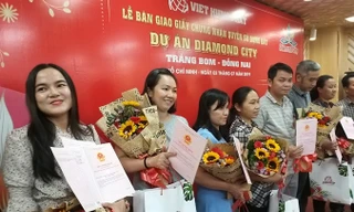 Khách vỡ òa hạnh phúc khi được Việt Hưng Phát trao sổ tại dự án Diamond City.