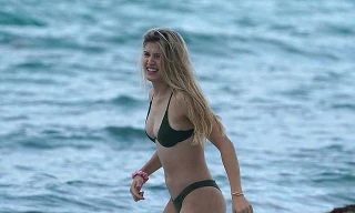 Công chúa quần vợt khoe dáng đẹp như siêu mẫu