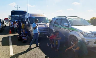 Hành khách trên các xe bị nạn ngồi vật vờ trên cao tốc. Ảnh: An Nam.