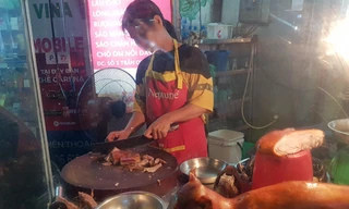 Một cửa hàng thịt chó gần chợ Thái Hà (Đống Đa, Hà Nội). Ảnh: Tất Định