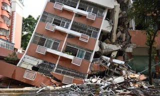 Tòa nhà bị bật móng và nghiêng hẳn sang một bên sau tiếng động lớn.