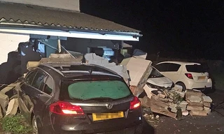 Chủ nhà lo lắng khi ô tô liên tiếp đâm vào nhà.