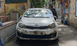 Hình ảnh chiếc ô tô KIA đỗ ở lối đi trong khu tập thể C13 Kim Liên (Đống Đa, Hà Nội) thì bị cháy nham nhở.