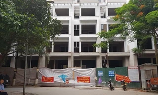 Chủ đầu tư 18 căn nhà liền kề 54 Hạ Đình bất chấp 'lệnh' tạm dừng