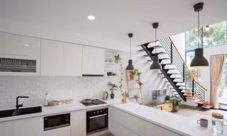 Nhà Minimalist house nằm trên khu đất rộng 100m2 với mặt tiền 5m và chiều dài 20m.