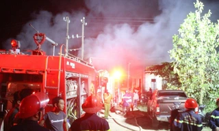 Hơn chục xe chữa cháy chuyên dụng cùng hàng cục Cảnh sát PCCC đang nỗ lực khống chế vụ cháy.