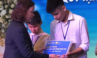 Bảo Việt Nhân thọ trao tặng 02 hợp đồng bảo hiểm cho hai con nữ lao công tử vong vì xe điên.