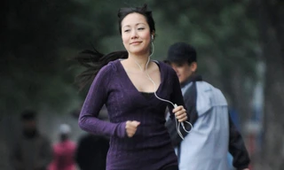 Ngô Phương Lan tập bắn súng chuẩn bị rước đuốc Olympic