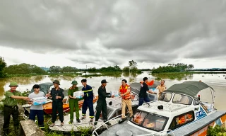 Lũ trên sông Hoàng Long lên 4,77 mét, hàng trăm hộ dân ở Ninh Bình bị cô lập 