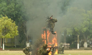 Tận thấy cảnh sát gìn giữ hoà bình Việt Nam đu dây, bắn súng, vượt tường lửa