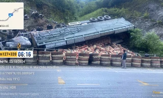 Xe đầu kéo bị thiêu rụi ở đường lánh nạn