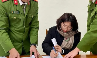 Nữ nhân viên bưu điện bị bắt vì tham ô tiền chính sách