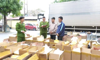 Cảnh sát bắt giữ xe tải chở hàng trăm nghìn bao thuốc lá ngoại nhập lậu 