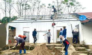 Tỉnh đoàn Ninh Bình sửa nhà cho dân đón Tết ở bản Mường