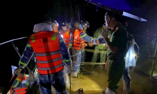 Một quân nhân bị lũ cuốn trôi khi lái xe qua ngầm nước ở Hoà Bình