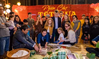 Trưởng đại diện UNESCO tại Việt Nam cùng gia đình trải nghiệm Tết xưa ở phố cổ Hoa Lư