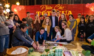 Trưởng đại diện UNESCO tại Việt Nam cùng gia đình trải nghiệm Tết xưa ở phố cổ Hoa Lư