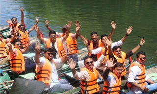 Tỷ phú Ấn Độ cùng đoàn khách 4.500 người khám phá di sản Tràng An