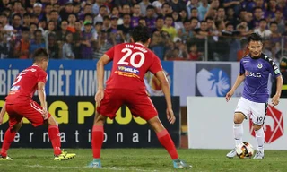 Quang Hải tặng quà cho CĐV tật nguyền vượt hơn 100km đi xem bóng đá