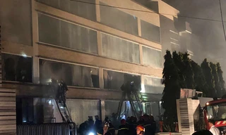 Nhà xưởng công ty bánh kẹo ABC bốc khói nghi ngút. Ảnh: Sơn Hòa.