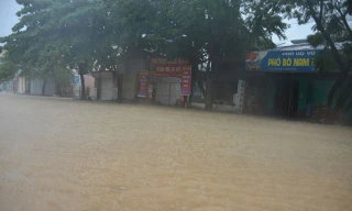 Thành phố Hạ Long tiếp tục chìm trong biển nước