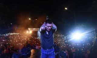 Tuấn Hưng quỳ sụp bật khóc và khuyên khán giả không đánh nhau