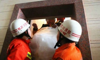 Cô dâu được lực lượng cứu hỏa đỡ xuống khỏi thang máy bị kẹt. Ảnh: CEN.