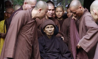 Thiền sư Thích Nhất Hạnh lúc rời nước ngoài trở về chùa Từ Hiếu để tịnh dưỡng. (Ảnh: V.T)