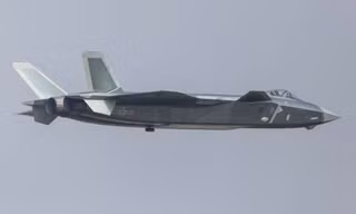 Tiêm kích J-20 biểu diễn tại triển lãm hàng không Chu Hải. Ảnh: Telegraph.