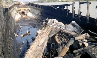 Hơn 150 tấn lúa cùng các vật dụng khác trên ghe đã bị “bà hỏa” thiêu rụi.