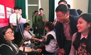 Lãnh đạo báo Tiền phong và Á hậu Thanh Tú thăm hỏi các bạn trẻ hiến máu