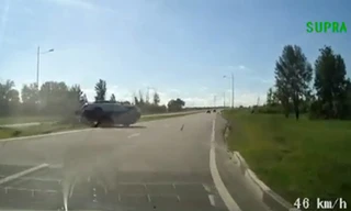 Ô tô lật ngửa vì vào cua 'không giống ai'